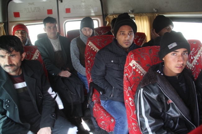 Kar ve tipide mahsur kalan göçmenleri Mehmetçik kurtardı